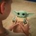 Elektronska figura Baby Yoda iz serije Mandalorian iz Vojne zvezd